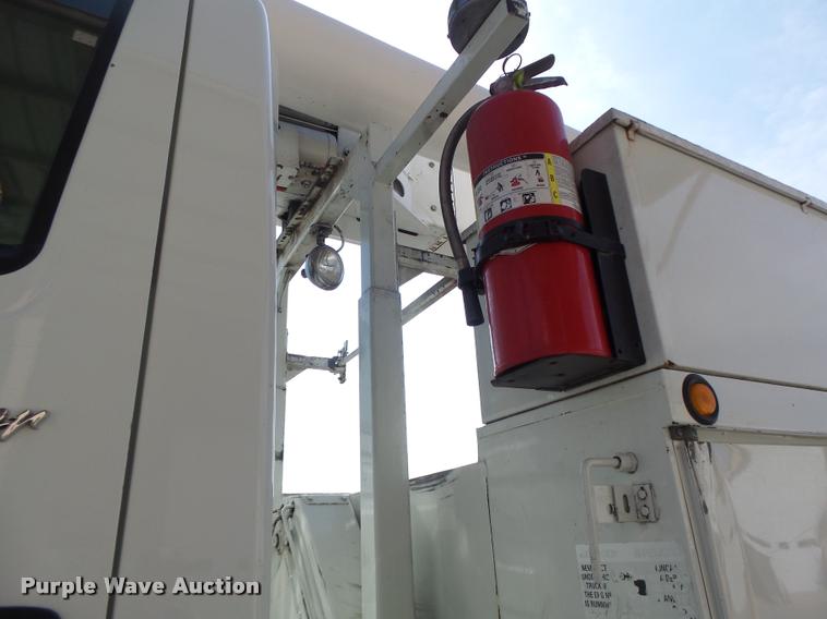 image for item DA3461 2008 International 7400 bucket truck