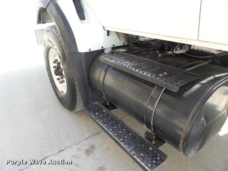 image for item DA3461 2008 International 7400 bucket truck