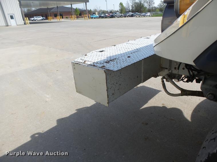 image for item DA3461 2008 International 7400 bucket truck