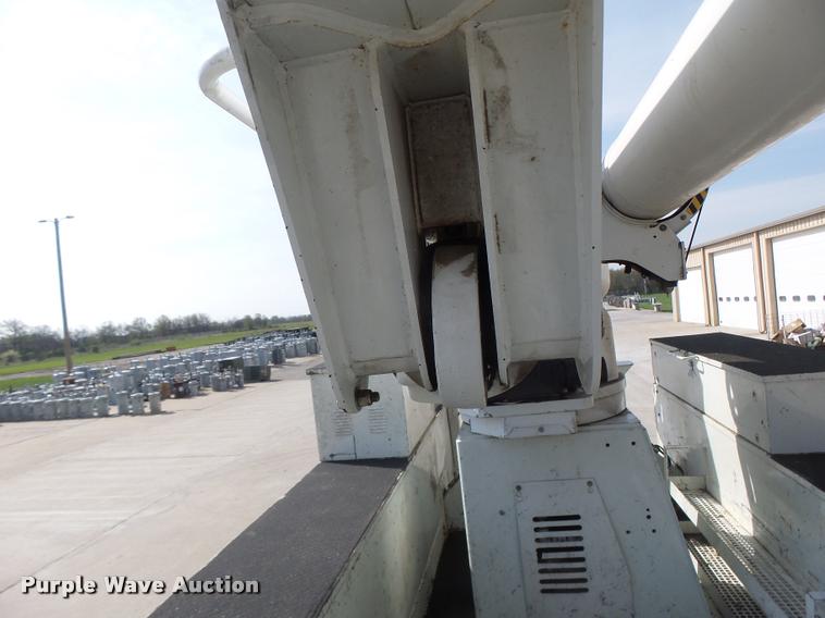 image for item DA3461 2008 International 7400 bucket truck