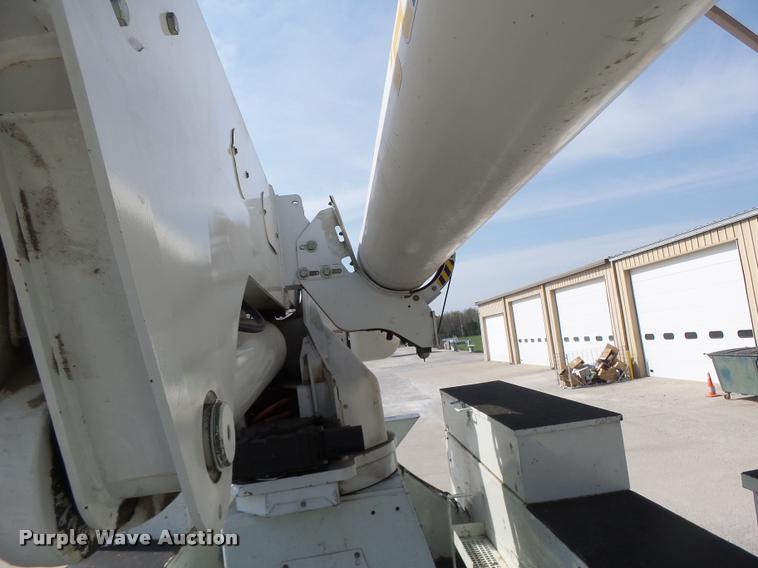 image for item DA3461 2008 International 7400 bucket truck