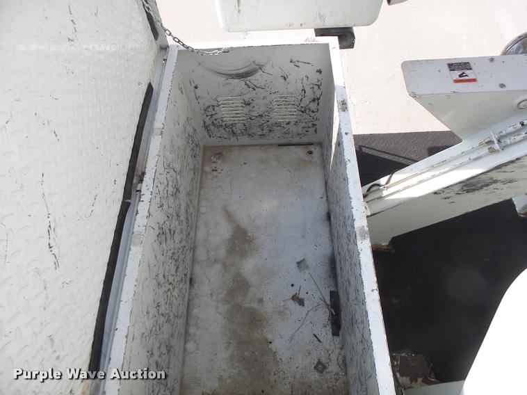 image for item DA3461 2008 International 7400 bucket truck