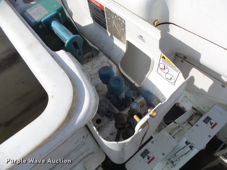 image for item DA3461 2008 International 7400 bucket truck