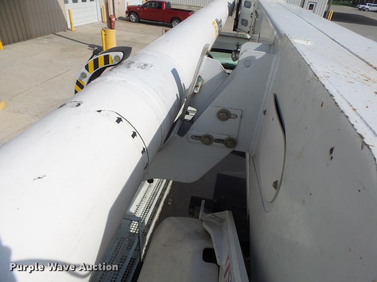 image for item DA3461 2008 International 7400 bucket truck