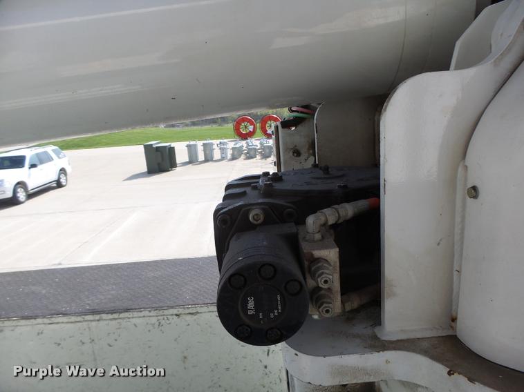 image for item DA3461 2008 International 7400 bucket truck