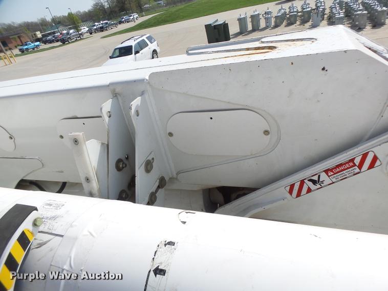 image for item DA3461 2008 International 7400 bucket truck