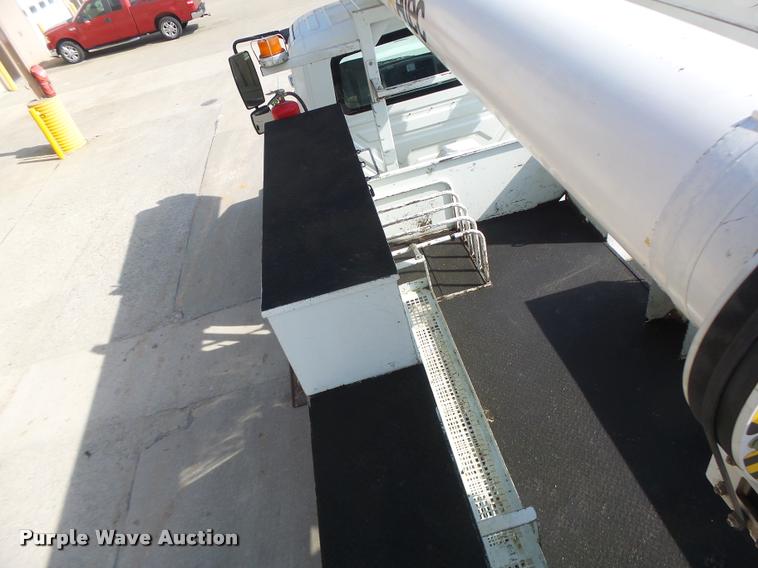 image for item DA3461 2008 International 7400 bucket truck
