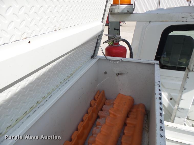 image for item DA3461 2008 International 7400 bucket truck