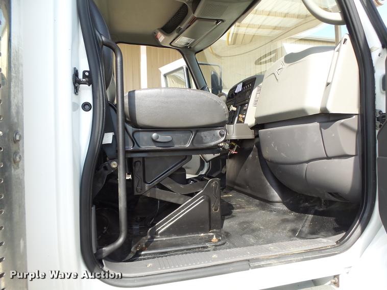 image for item DA3461 2008 International 7400 bucket truck