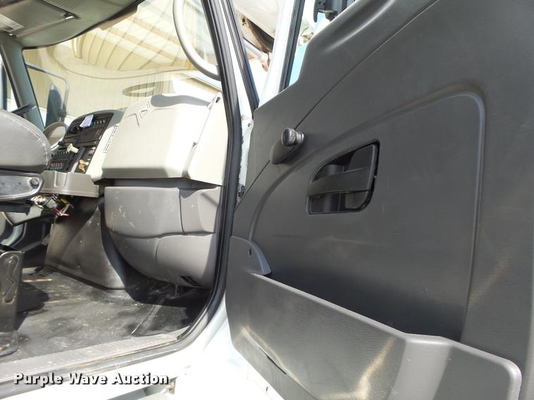 image for item DA3461 2008 International 7400 bucket truck