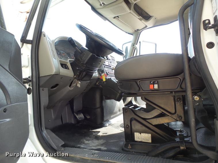 image for item DA3461 2008 International 7400 bucket truck