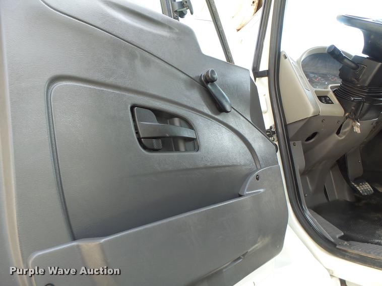 image for item DA3461 2008 International 7400 bucket truck