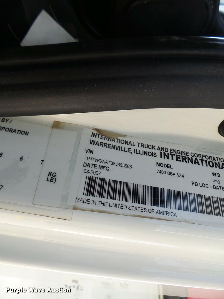 image for item DA3461 2008 International 7400 bucket truck