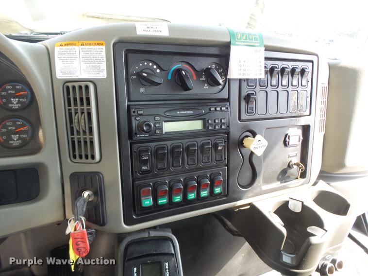 image for item DA3461 2008 International 7400 bucket truck