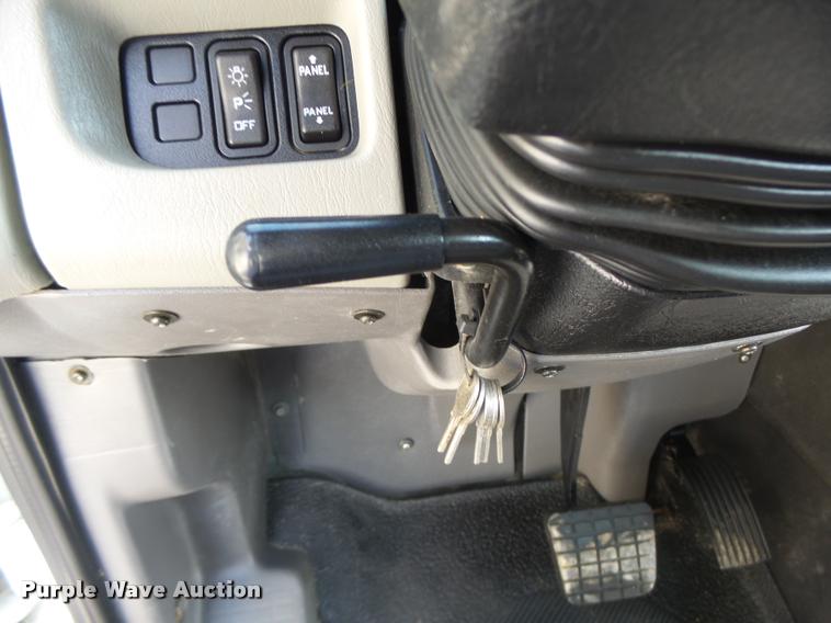 image for item DA3461 2008 International 7400 bucket truck