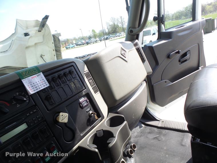 image for item DA3461 2008 International 7400 bucket truck