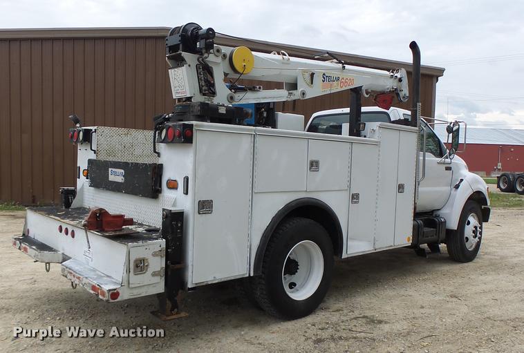 image for item DA3465 2002 Ford F650 service truck with crane