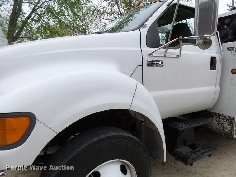 image for item DA3465 2002 Ford F650 service truck with crane