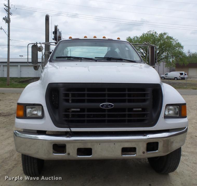 image for item DA3465 2002 Ford F650 service truck with crane