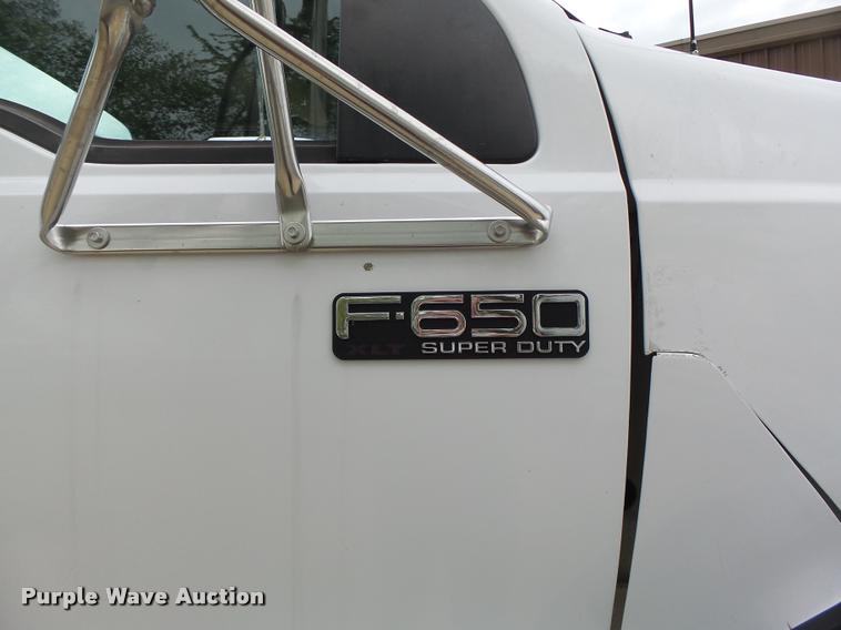 image for item DA3465 2002 Ford F650 service truck with crane