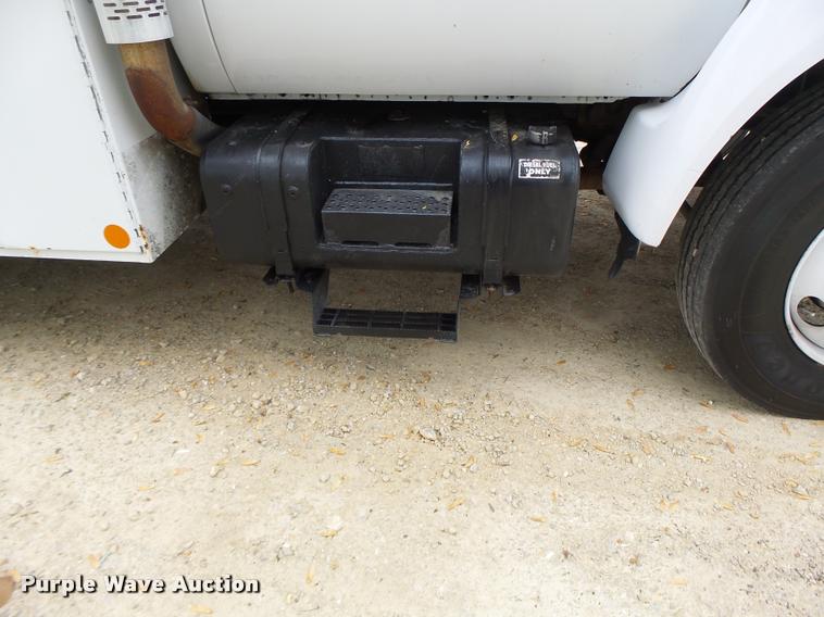 image for item DA3465 2002 Ford F650 service truck with crane