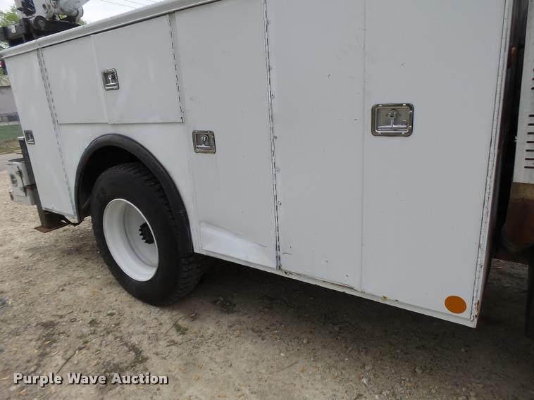 image for item DA3465 2002 Ford F650 service truck with crane