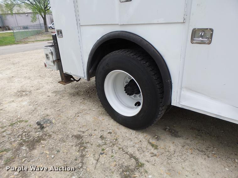 image for item DA3465 2002 Ford F650 service truck with crane