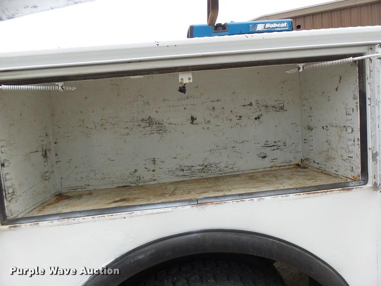 image for item DA3465 2002 Ford F650 service truck with crane