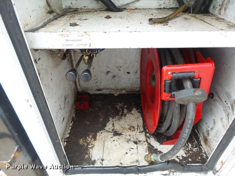 image for item DA3465 2002 Ford F650 service truck with crane