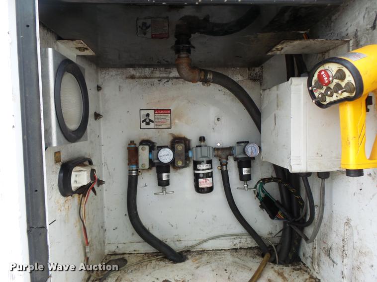 image for item DA3465 2002 Ford F650 service truck with crane