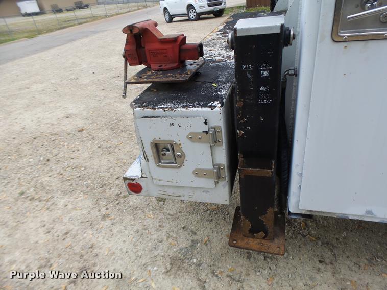 image for item DA3465 2002 Ford F650 service truck with crane