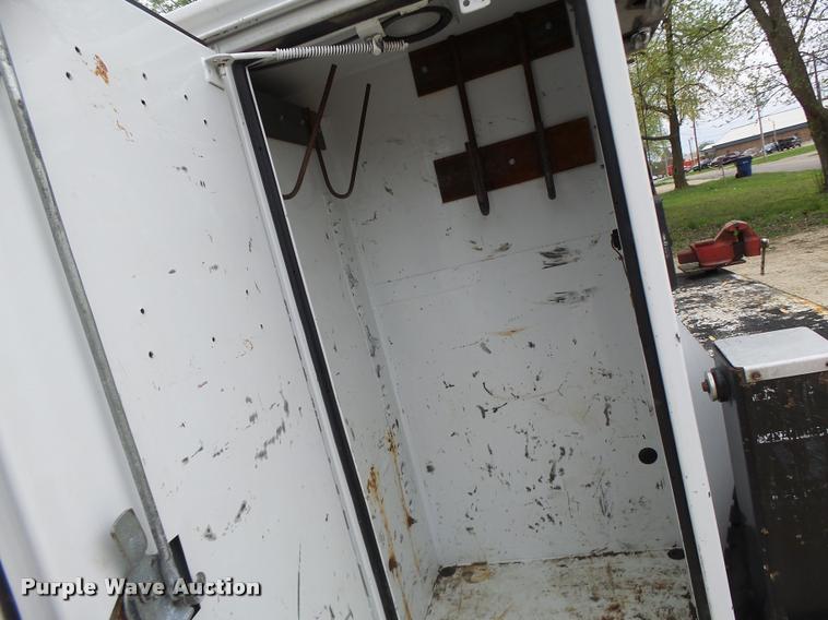 image for item DA3465 2002 Ford F650 service truck with crane