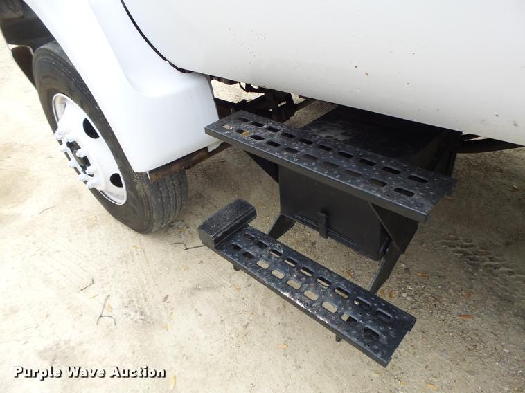 image for item DA3465 2002 Ford F650 service truck with crane