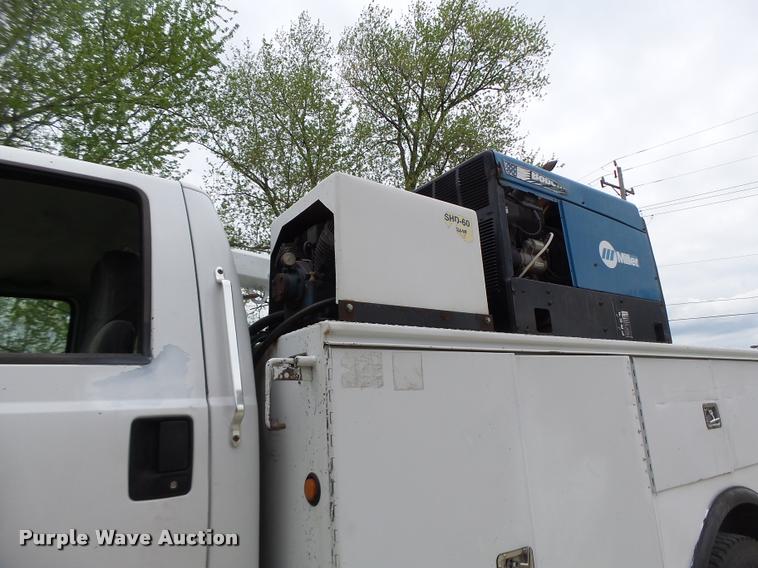 image for item DA3465 2002 Ford F650 service truck with crane