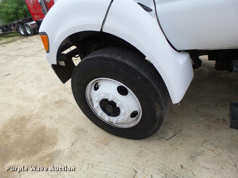 image for item DA3465 2002 Ford F650 service truck with crane