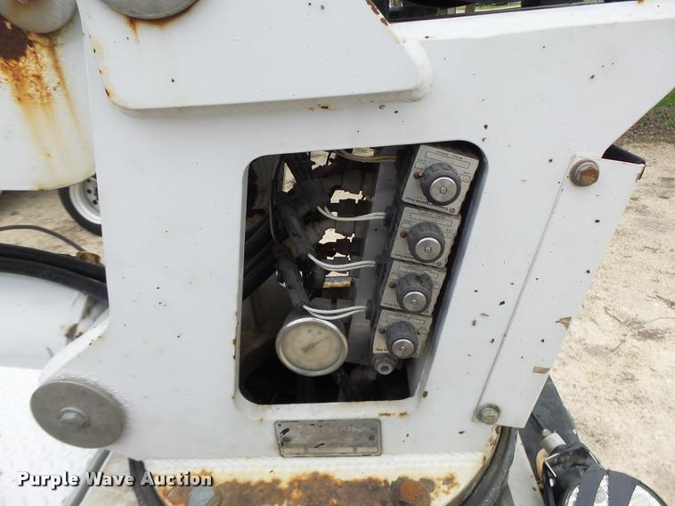 image for item DA3465 2002 Ford F650 service truck with crane