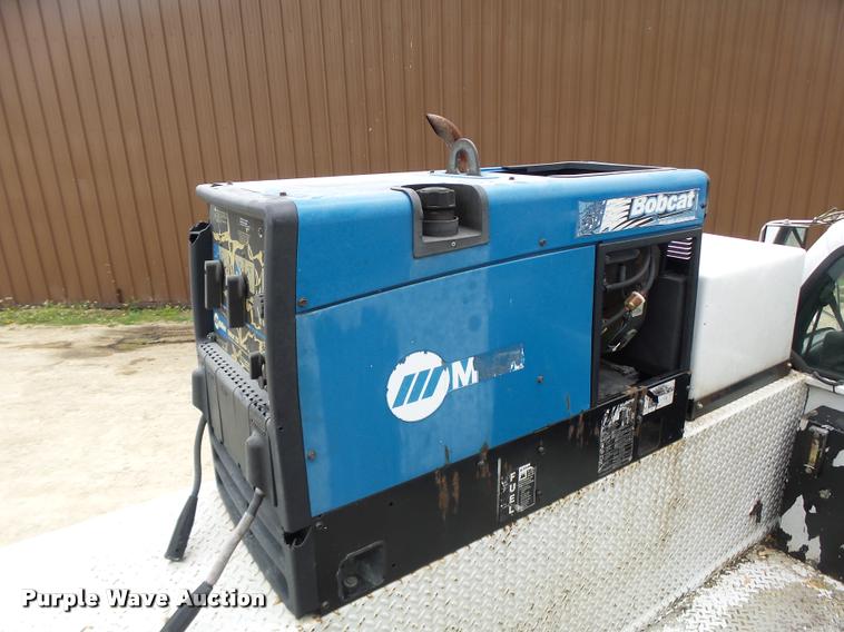 image for item DA3465 2002 Ford F650 service truck with crane