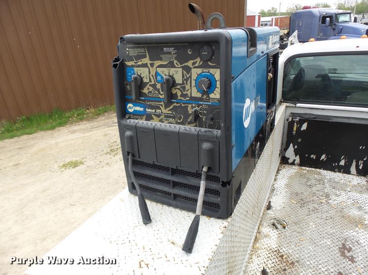 image for item DA3465 2002 Ford F650 service truck with crane