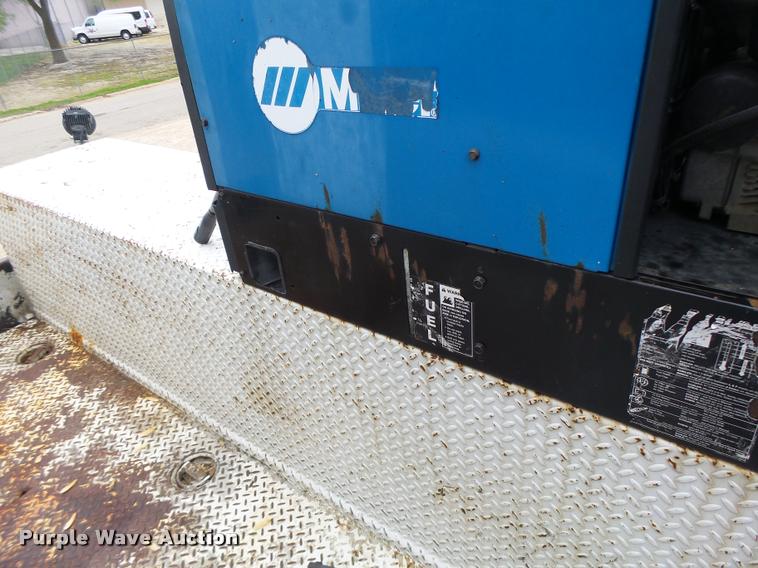 image for item DA3465 2002 Ford F650 service truck with crane