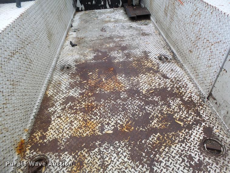 image for item DA3465 2002 Ford F650 service truck with crane