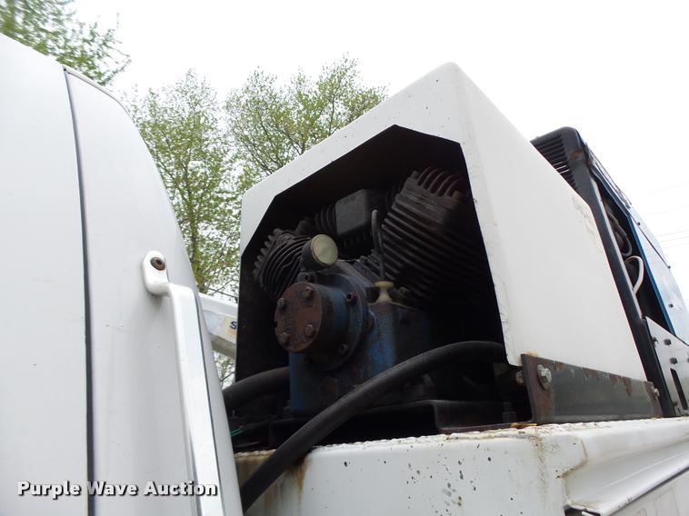 image for item DA3465 2002 Ford F650 service truck with crane