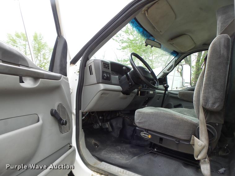 image for item DA3465 2002 Ford F650 service truck with crane