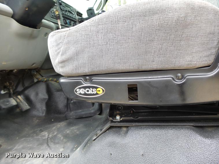 image for item DA3465 2002 Ford F650 service truck with crane