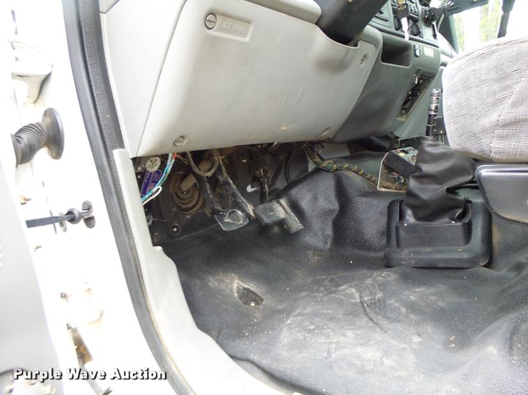 image for item DA3465 2002 Ford F650 service truck with crane