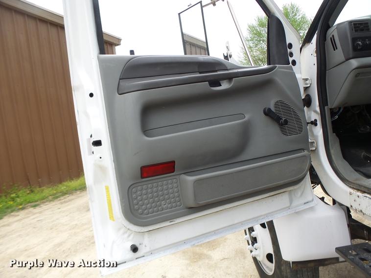 image for item DA3465 2002 Ford F650 service truck with crane