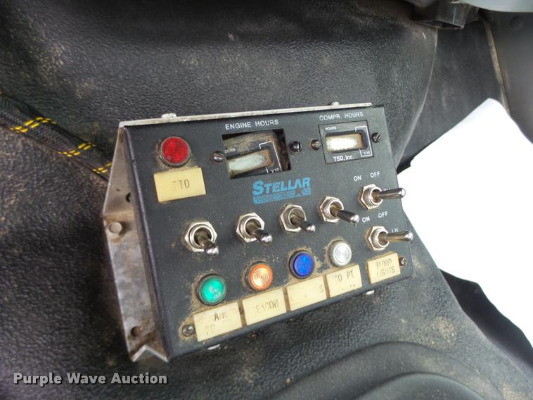 image for item DA3465 2002 Ford F650 service truck with crane