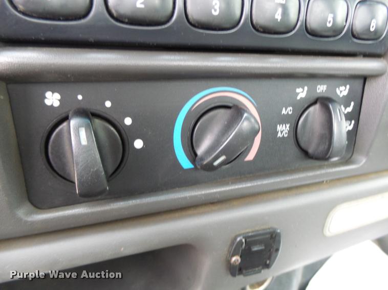 image for item DA3465 2002 Ford F650 service truck with crane