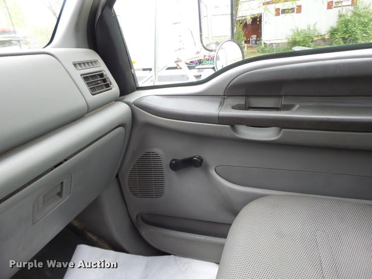 image for item DA3465 2002 Ford F650 service truck with crane