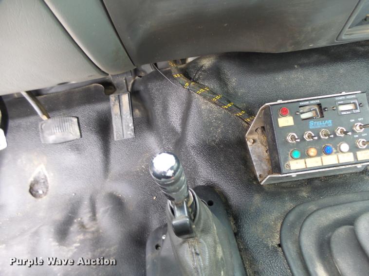 image for item DA3465 2002 Ford F650 service truck with crane