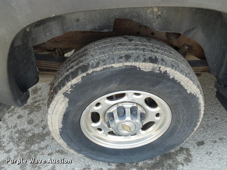 image for item DA4925 2003 Chevrolet Suburban 2500 SUV